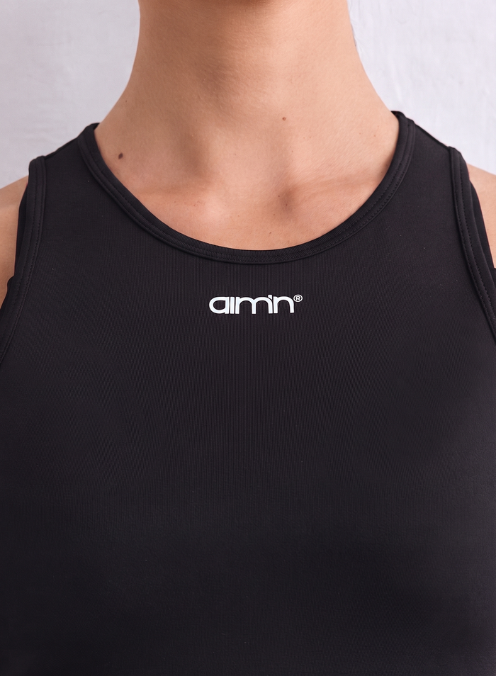 Musta Soft Basic Singlet takaapäin säännöllisellä istuvuudella ja pyöreällä pääntiellä merkiltä aim'n.