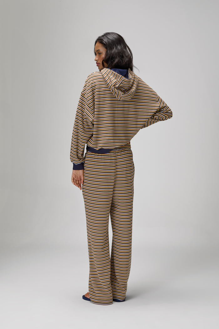 Model Larissa is 5'10" and wears a size S.
