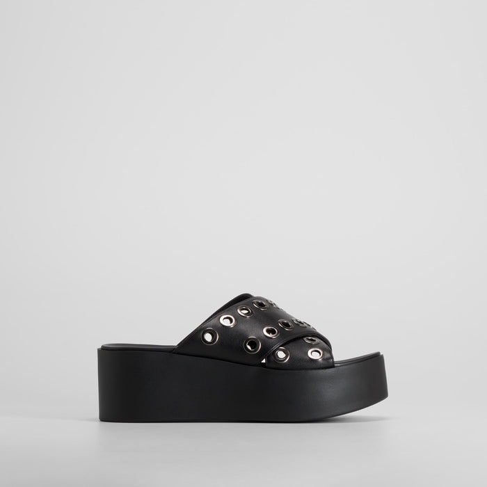 Sandalia plataforma tachas negra NYC