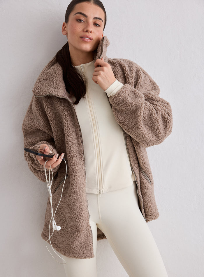 Nainen yllään Dark Clay Pile Jacket [M-174cm]