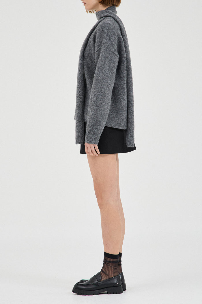 The Basic V-neck Knit with Tie