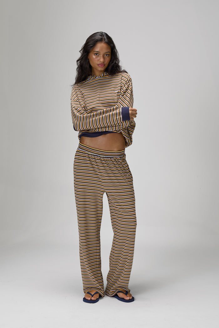 Model Larissa is 5'10" and wears a size S.