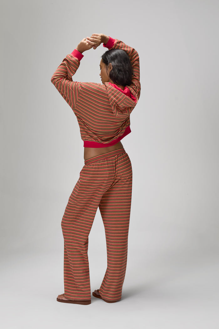 Model Larissa is 5'10" and wears a size S.