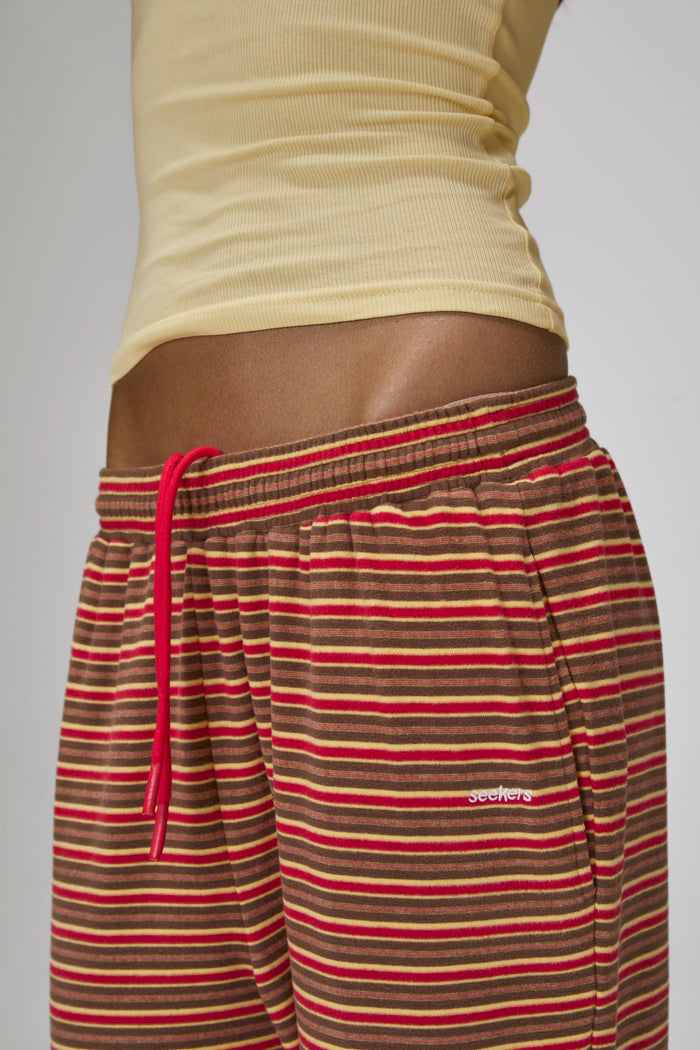 Model Larissa is 5'10" and wears a size S.