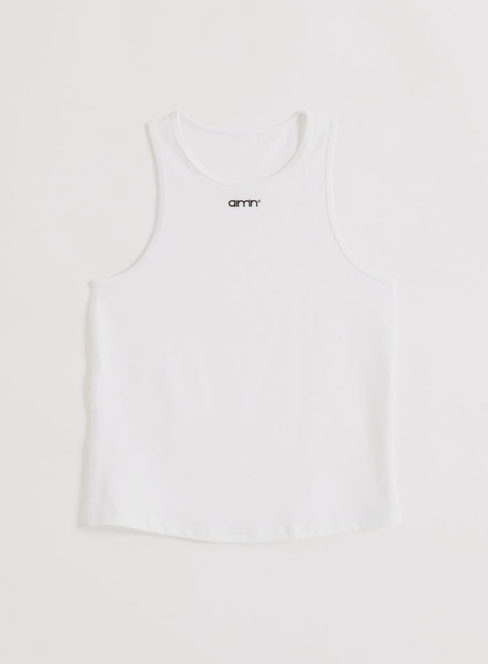 Valkoinen trikoinen Soft Basic Singlet pyöreällä pääntiellä ja painetulla aim'n-logolla rinnassa.