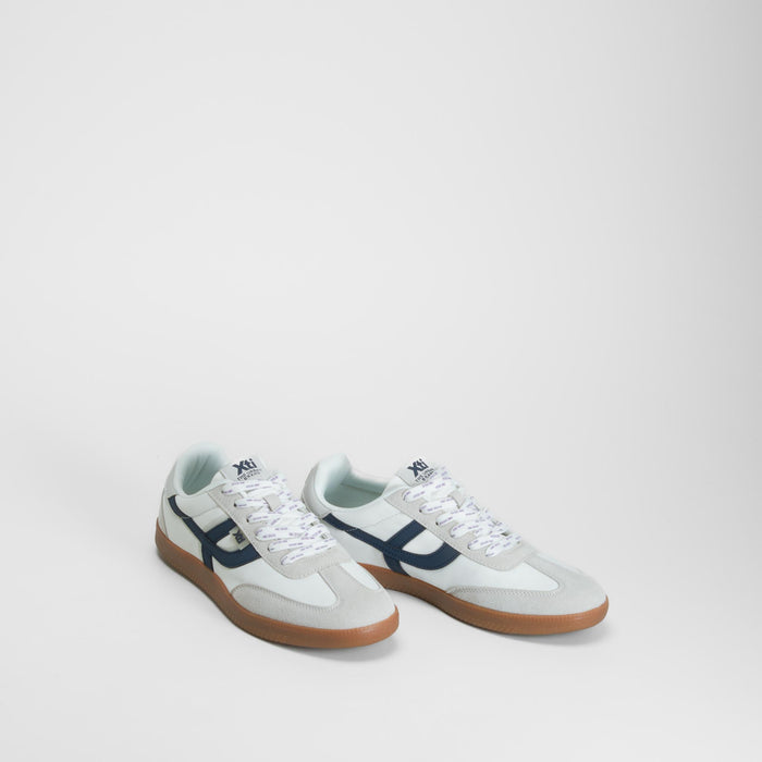 Zapatilla casual suela caramelo blanca XTI