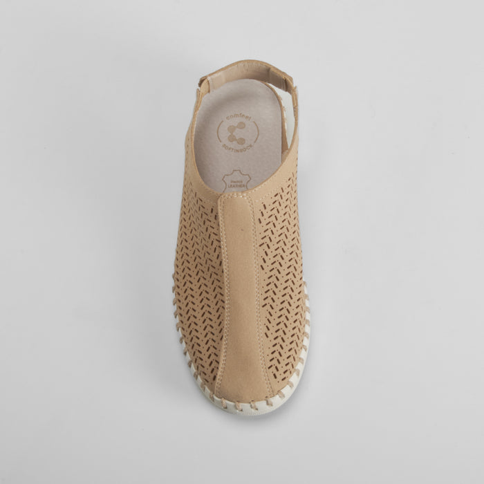 Zueco perfos beige oscuro COMFEET